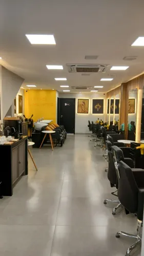 Precisa-se de Manicure e Cabeleireiro para trabalhar no Porto da Barra.