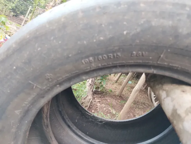 Vendo 2 pneus usados.