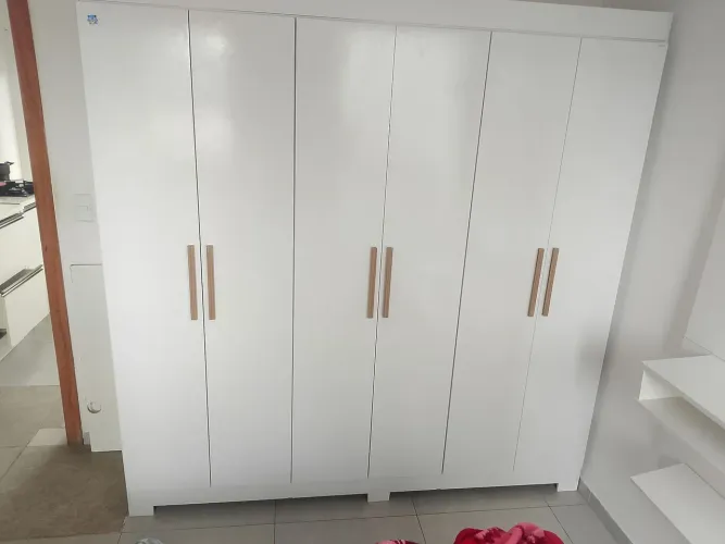 Vemdo guarda roupa