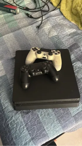 PS4 slim de 1tb com um controle ( problema no leitor de disco)