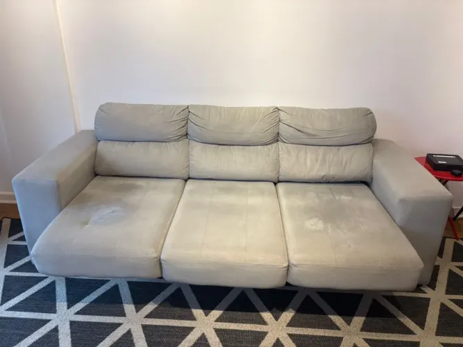 Sofá 3 Lugares Cinza Claro Suede + Esteiras de Braço (Bela Vista)