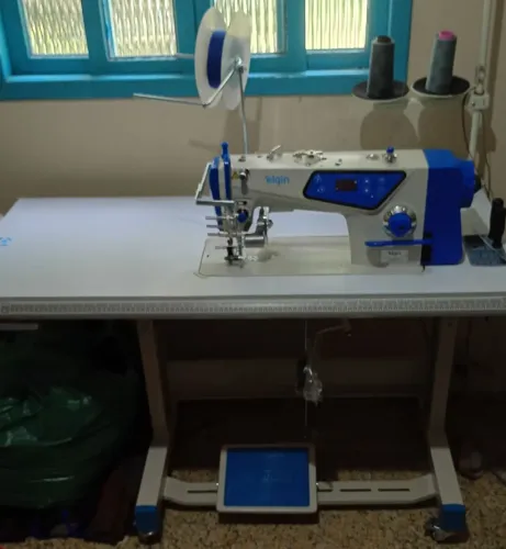 Vendo uma máquina para fábrica tapetes só usei uma vez tenho duas quero verder uma