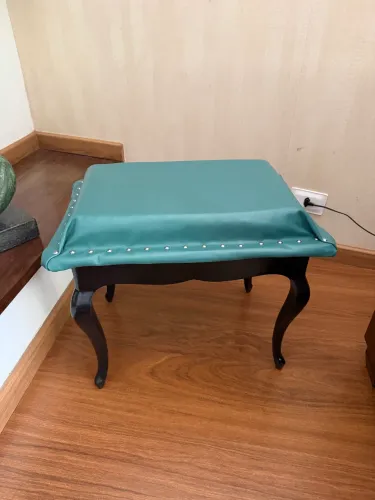 Linda banqueta estilo Luís XV com assento em couro legítimo