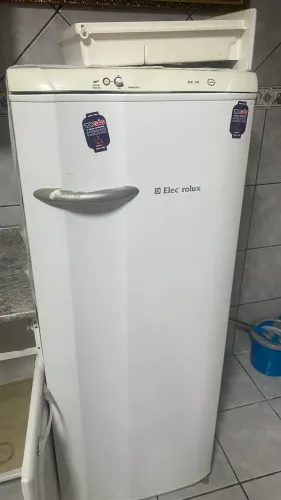 Geladeira Electrolux RE28 (240 Litros)