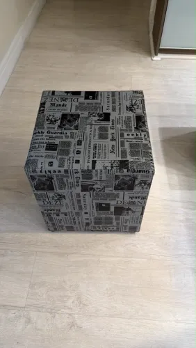 Puff quadrado estampa jornal