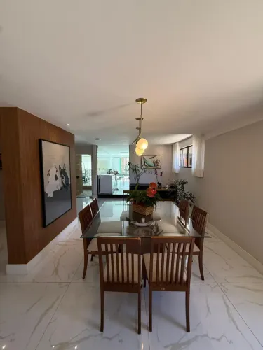 Casa no Itaigara, 684m², 4 suítes com closet, sistema de energia solar, ambientes amplos