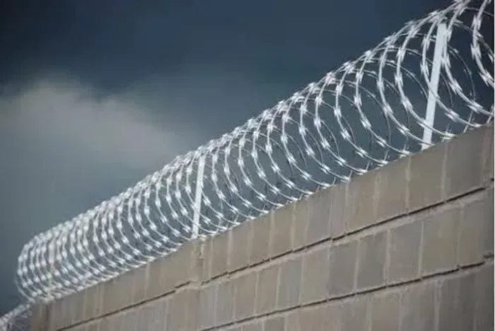 CONCERTINA, CERCA ELÉTRICA E CAMERAS DE SEGURANÇA