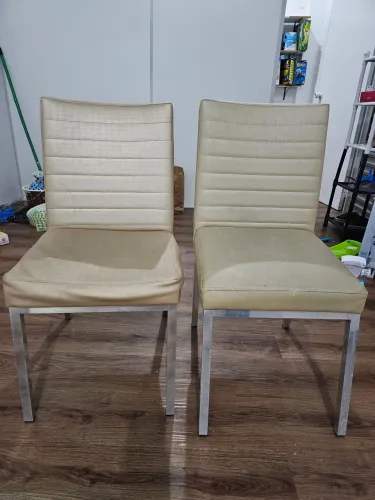 Cadeiras em alumínio com assento estofado