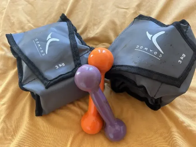 kit academia (par tornozeleira/caneleira 3kgs/cada + par halteres revestidos 0,5kg/cada)