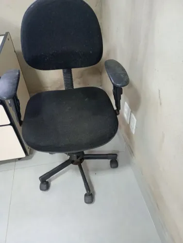 Cadeira para escritório com dois Braso para apoio ergonômico