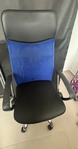 Cadeira giratória azul