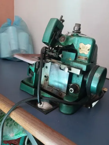 Máquina de costura overlock