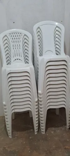 Cadeira de jardim branca em plástico Tramontina 