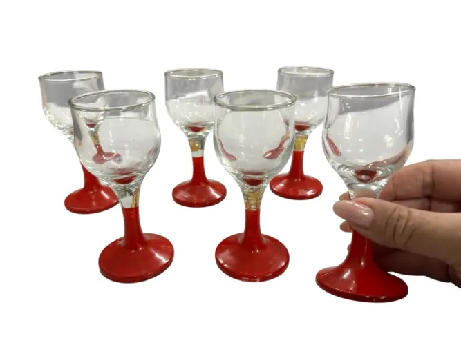 taças de vidro com pé vermelho da linha Venue da marca Vitrizi