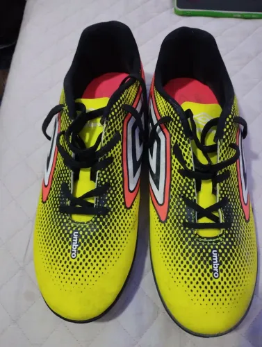 Vendo chuteira umbro Society semi nova 