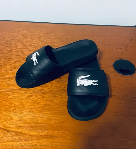 Vendo chinelo slide Lacoste original