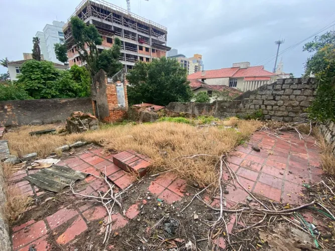 Terreno de 148m² no Estreito
