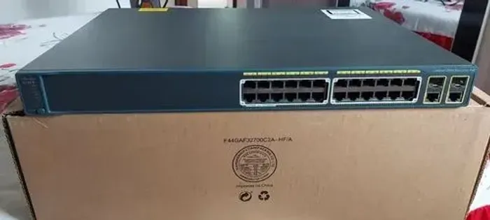 Switch Cisco Catalyst 2960 PLUS 24 portas