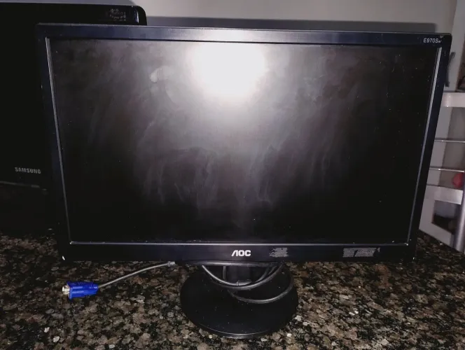 Monitor AOC 18,5" LED e970Swnl funcionando perfeitamente