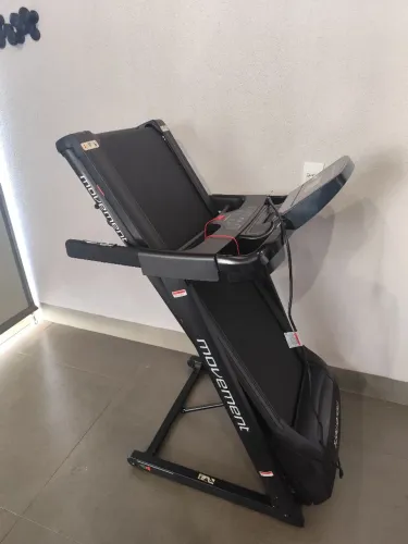 Vendo Esteira Movement R4 220 V Semi-nova, com N. Fiscal, lona de proteção e frasco lubr