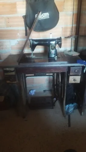 Vendo essa máquina de costura antiga pretinha reta e uma.zig Zag Elgin gênios