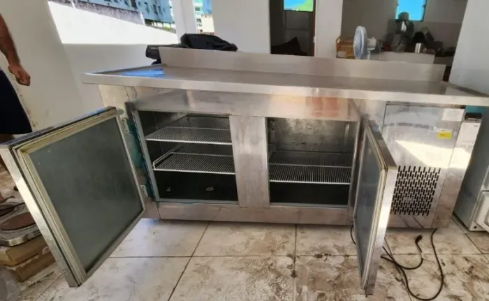 Vendo balcão e geladeira Gelopar Inox 2 portas.