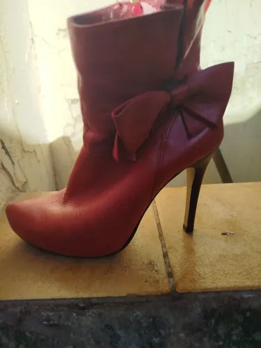 Vendo bota cano curto vermelha de couro macio 