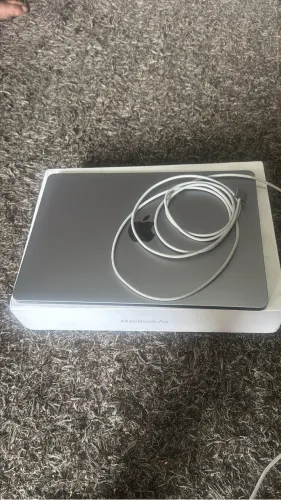 Vende-se MacBook Air M2 SSD 516 tela 13,6? bateria 98% caixa e carregador .