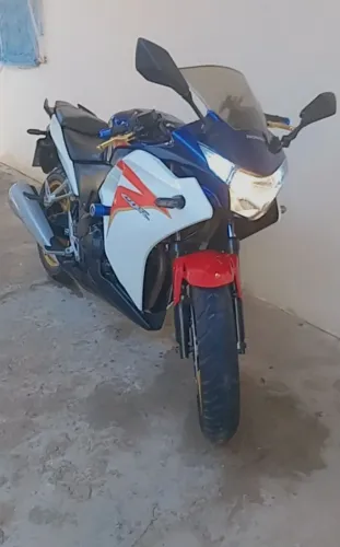 CBR 250. ANO 2012 NOVISSIMA 27 MIL RODADO APENAS 17 MIL REAIS chega pra loja