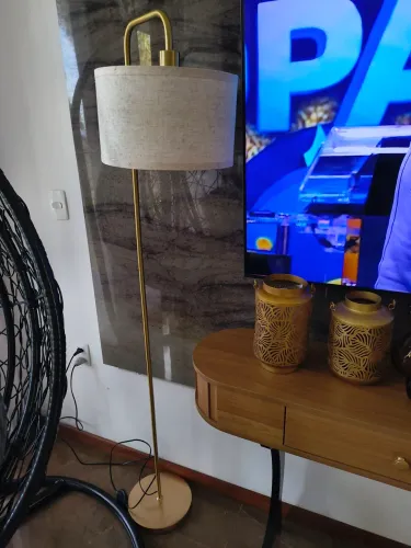 Lindo abajur de chão dourado