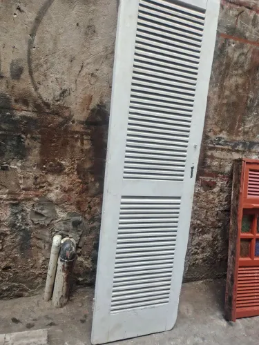 Porta de madeira maciça, mede 0:60cm por 2:10