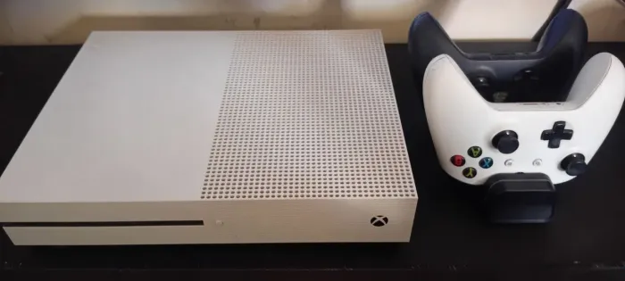 Xbox one s 1tb + dois controles + Carregador e baterias