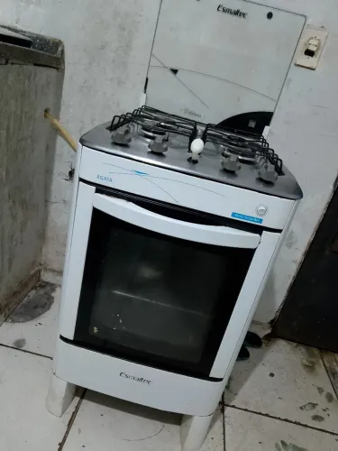 Fogão 4 bocas, Ágata esmaltec funcionando perfeitamente forno e tudo mais.
