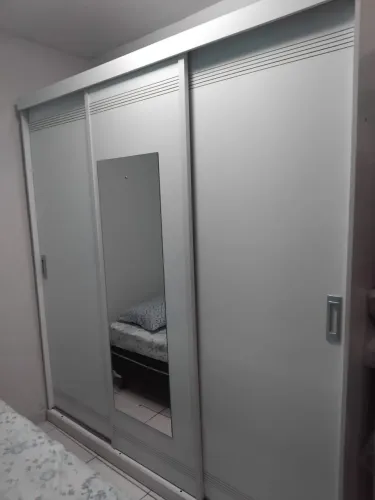 Roupeiro de casal com 3 portas e espelho