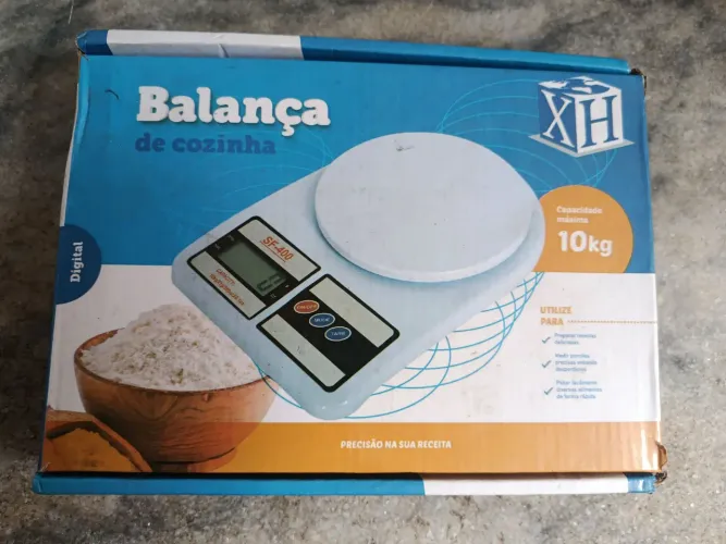 Balança digital de cozinha do modelo SF-400, com capacidade para até 10 kg.