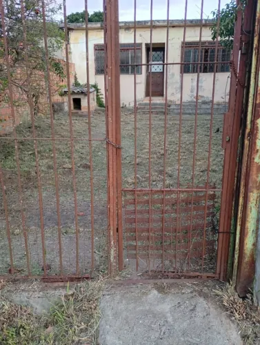 Terreno 12mts por 59mts.Com 2 casas.