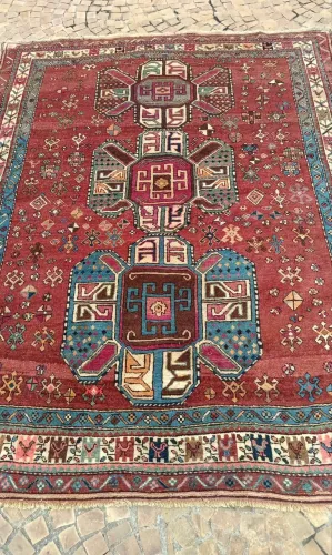 Relíquia Exclusiva: Tapete Persa Kazak Original (1,85m x 1,47m)