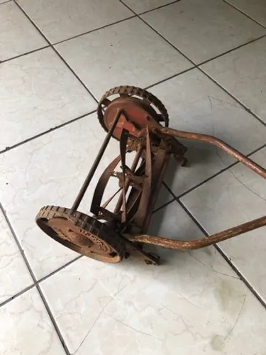 Cortador de grama manual retrô
