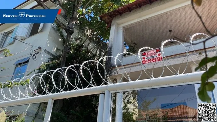 Instalação de Cerca Concertina dupla clipada em grade de alumínio