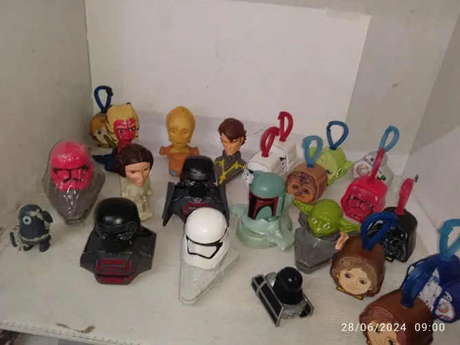 Personagens filme Star Wars. Kit com 21 peças 