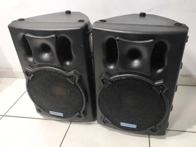 Caixas de som profissionais da marca CRS