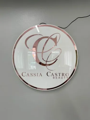 placa em acrilico com logotipo 