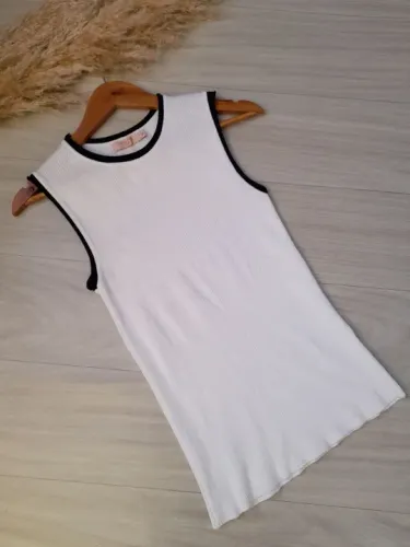 Regata básica feminina em tricot da TOLI.