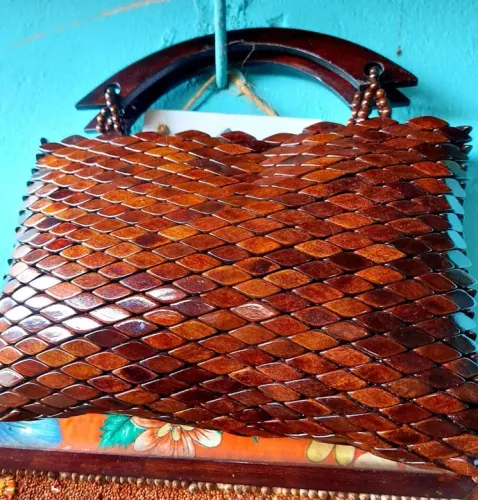 Bolsa de losangos e alça de madeira