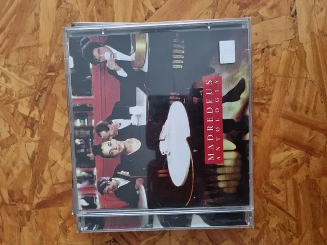 02 CDs de música do mundo em língua portuguesa. Grupos MADREDEUS eTEATRO MÁGICO.