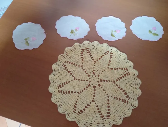Jogo de 4 peças para mesa em crochê e tecido