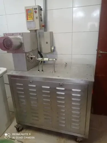 Vendo máquina de fazer salgados assados.