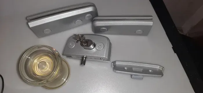 Acessórios para porta de vidro na cor prata