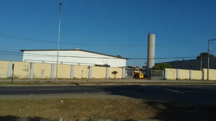 Galpão c/ 4.000 m² de área construída em terreno de 7.200 m² na av. Paraná, bairro Cajurú.
