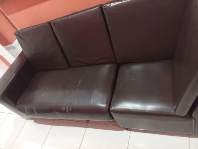 Sofá de 3 lugares em couro preto ( Napa).